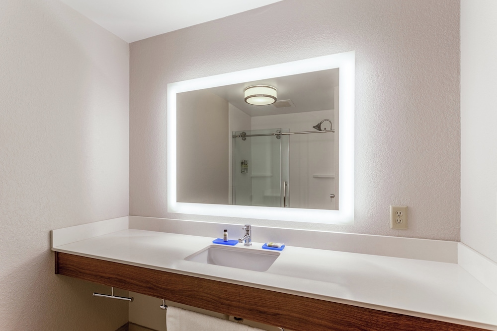 جناح بسرير كينج مع أريكة، Holiday Inn Express Hotel & Suites O'fallon/Shiloh 3/3
