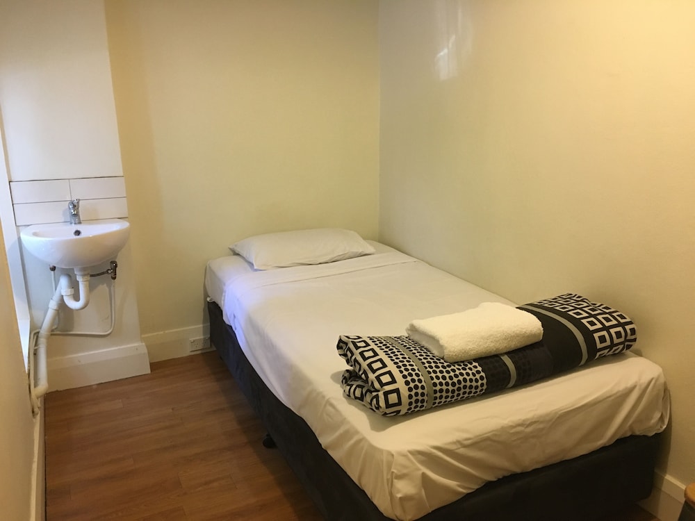 ROOM, SINGLE, SHARED BATHROOM
