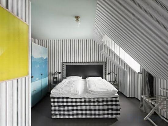 Junior Suite, Attic