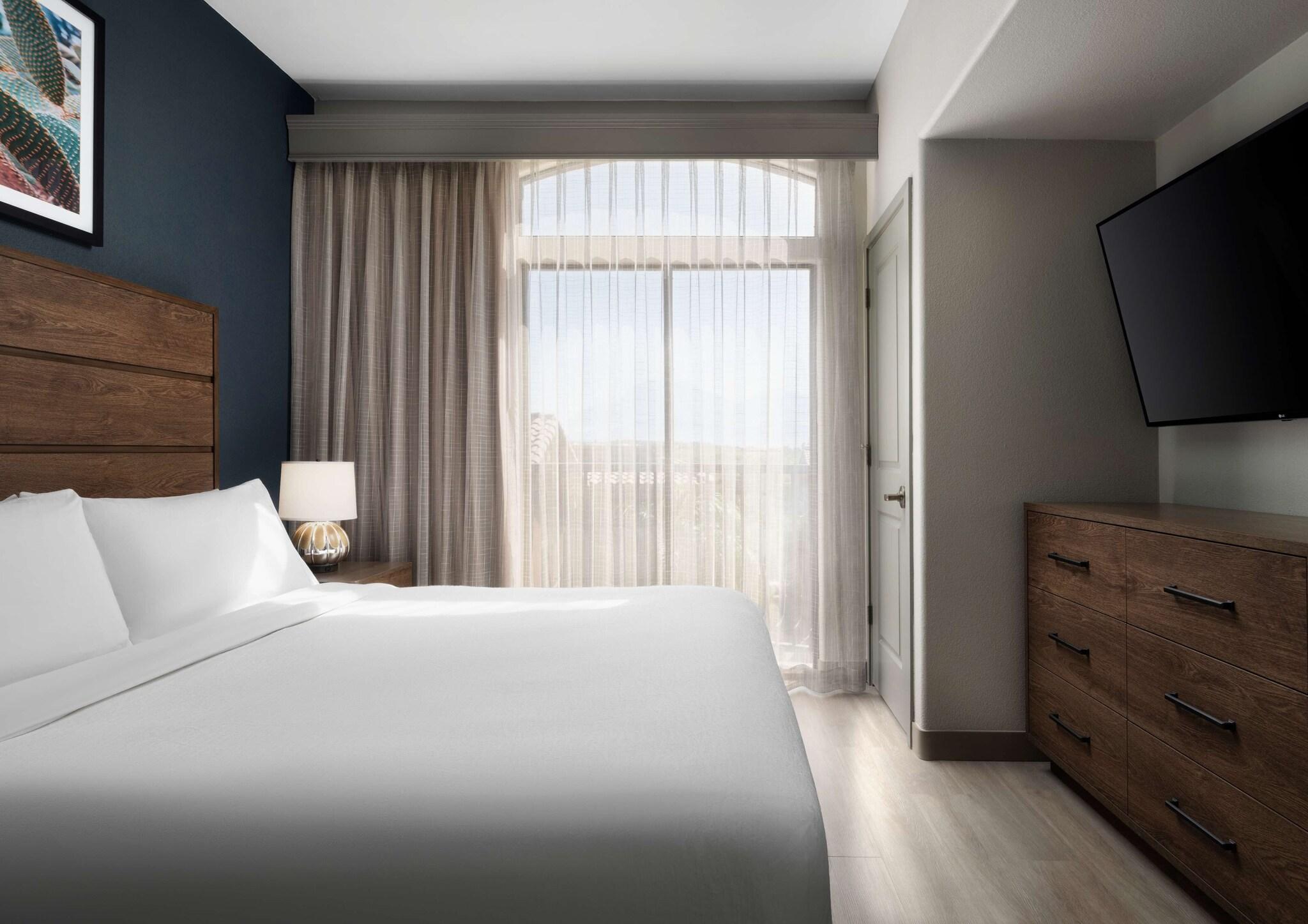 2 ROOMS, SUITE, KING BED, POOL VIEW