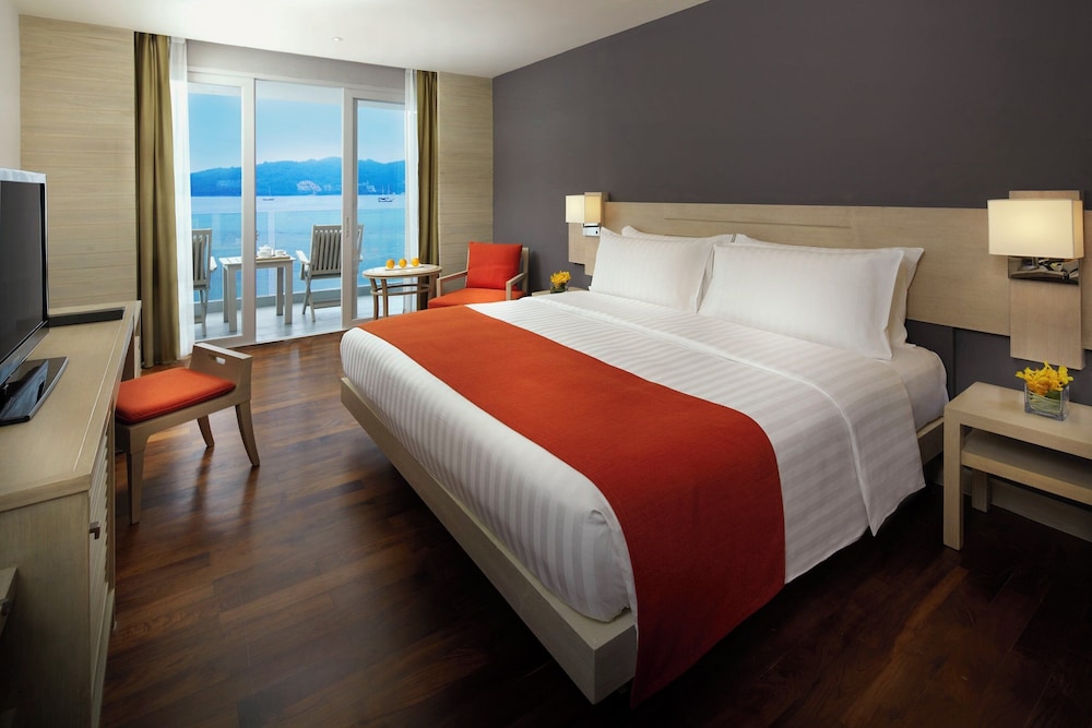 SUPERIOR, KING BED, OCEAN FRONT, BALCONY