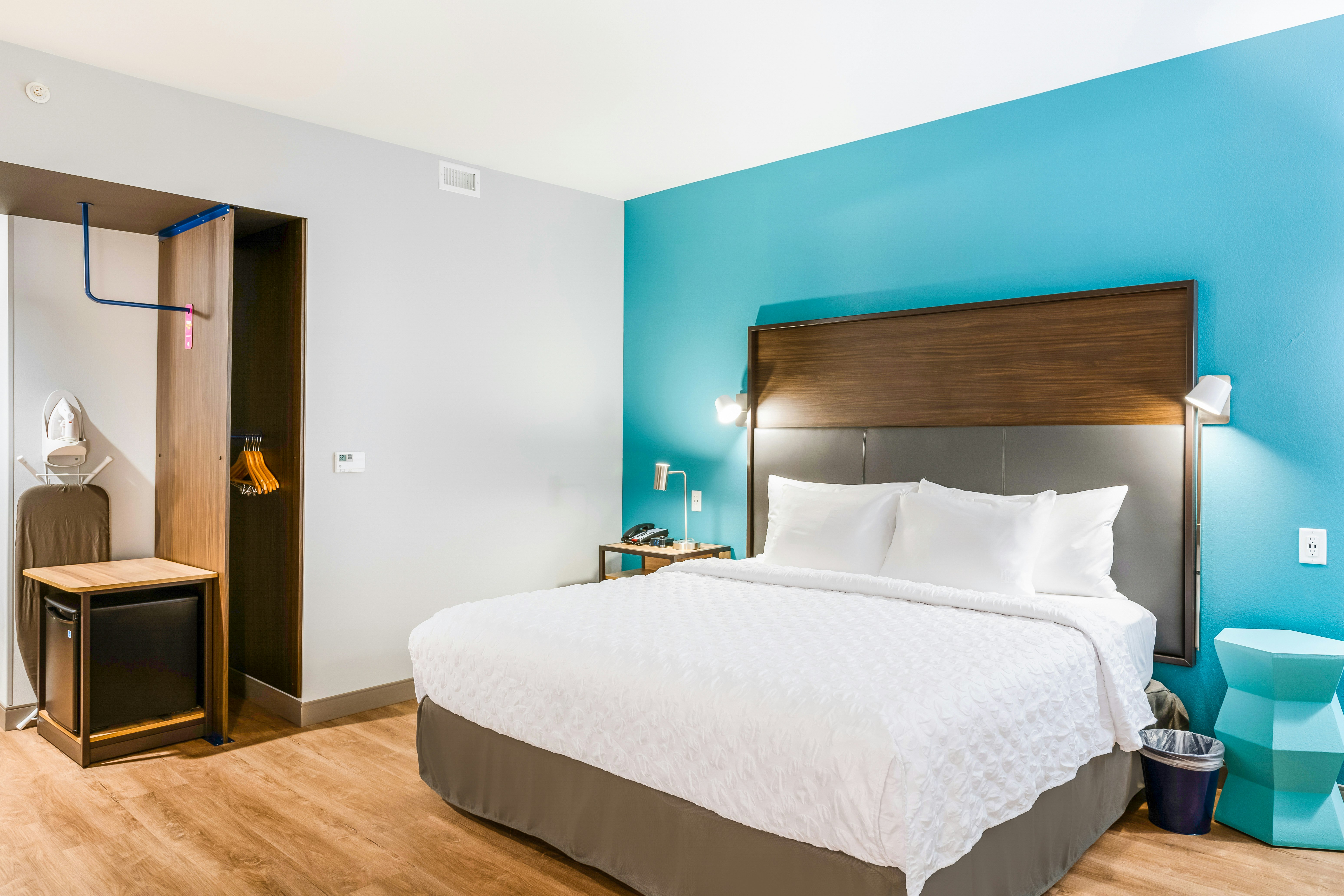 ROOM, KING BED, ACCESSIBLE