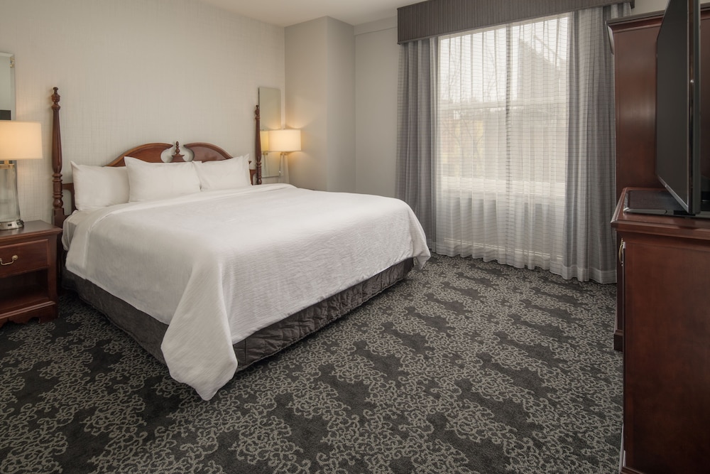 SUITE, KING BED, CORNER, ACCESSIBLE