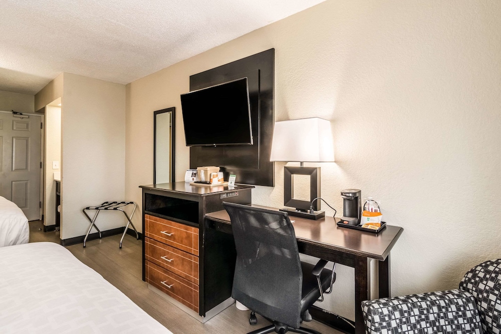 Quality Inn Pensacola, FL 33/36
