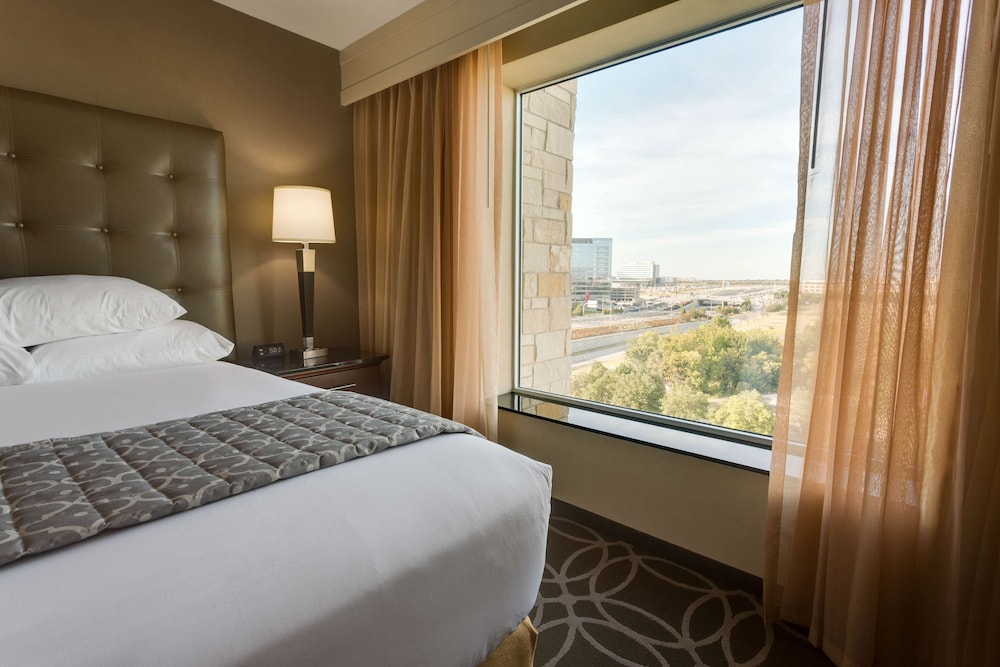 جناح بسريرين كوين بغرفتين مع أريكة في طابق مرتفع لذوي الإعاقة، Drury Inn & Suites Dallas Frisco 2/3