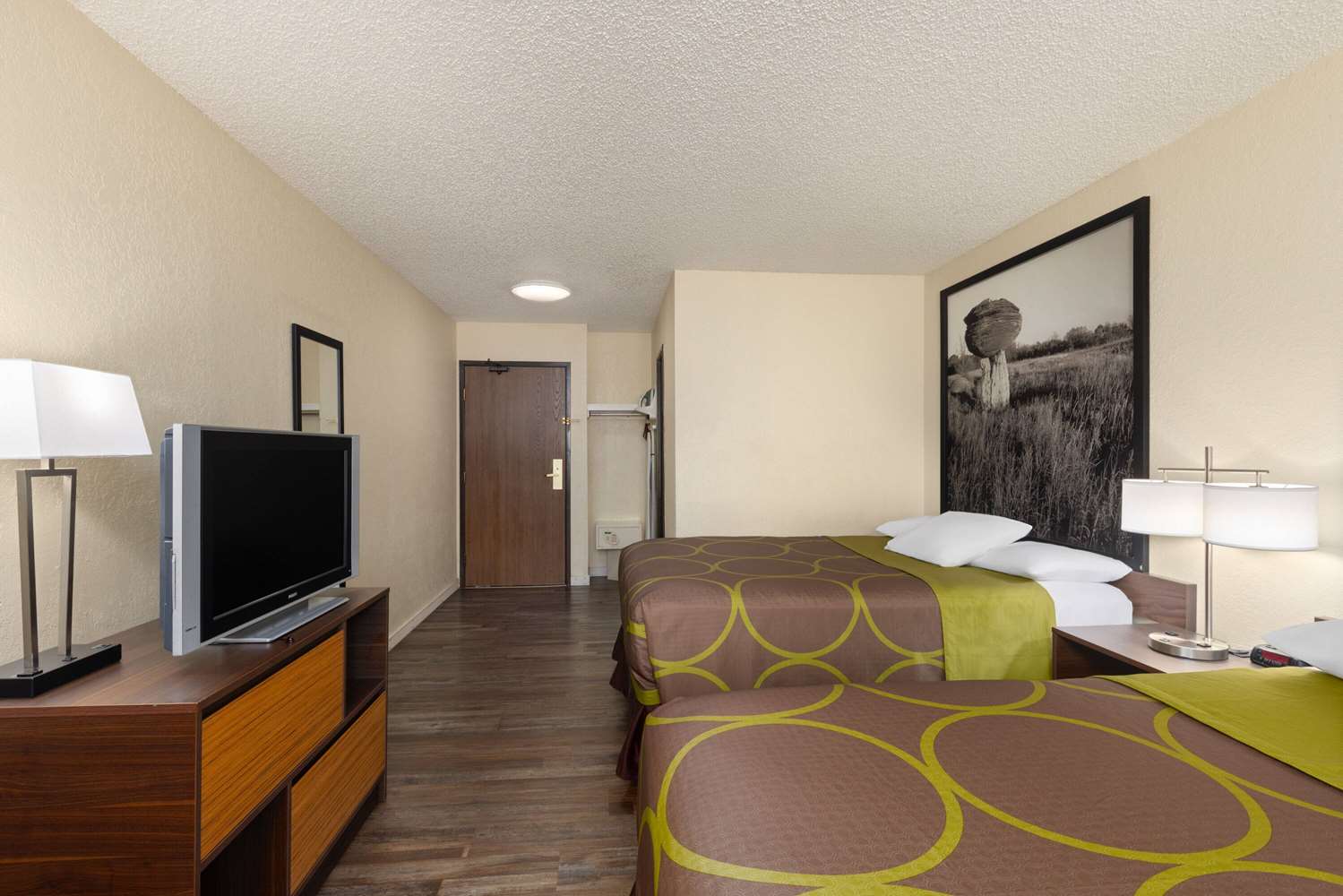 Super 8 by Wyndham Dodge City 16/23
