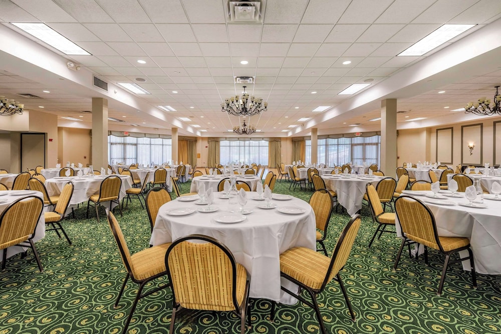 Three Bears Waterpark Resort Near Tomah, an Ascend Collection Hotel 35/50