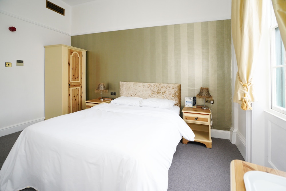 Three Queens Hotel 10/50