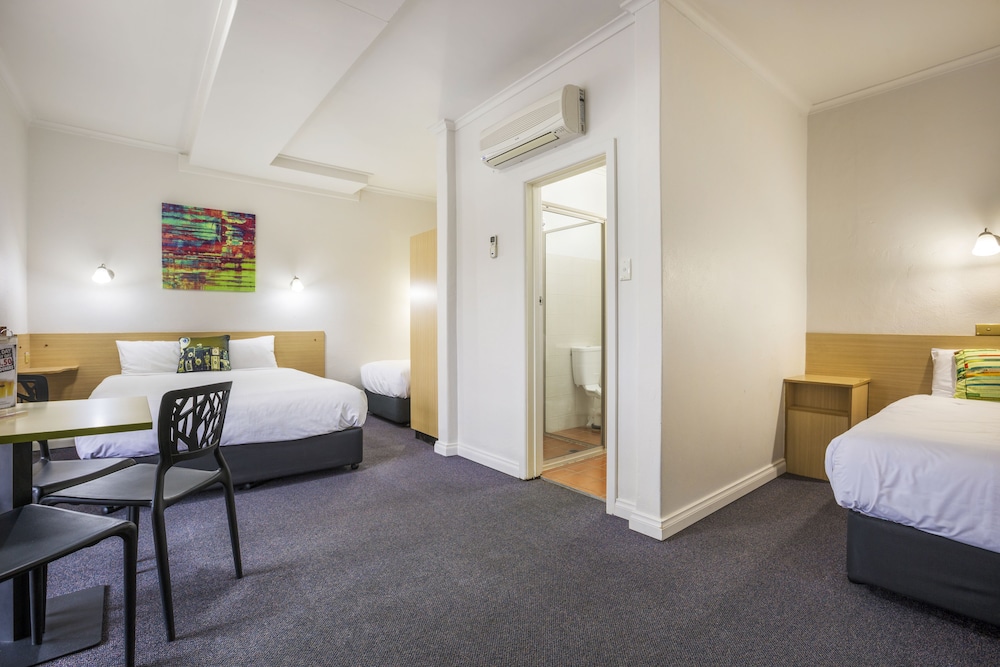 BOOMERANG HOTEL 6/48