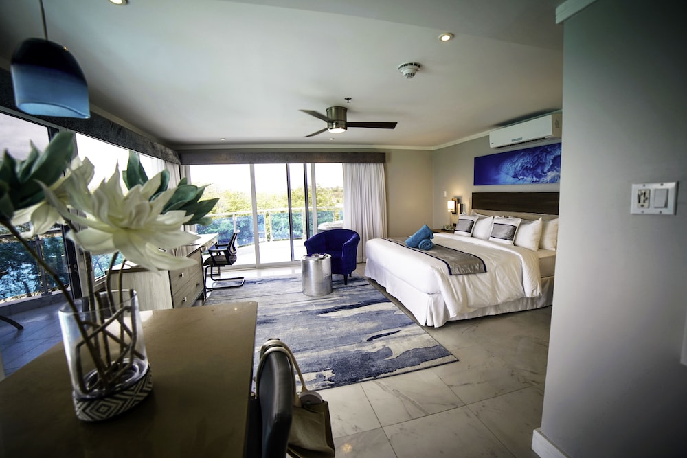 Grand, King Bed, Ocean Front, Hot Tub