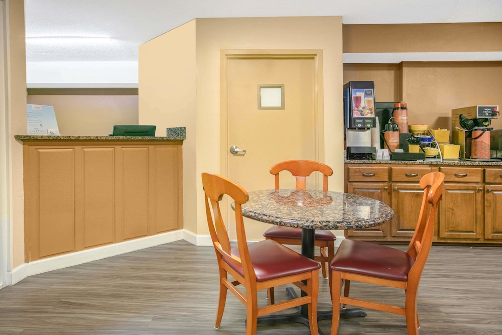 Days Inn by Wyndham Hamilton 30/37