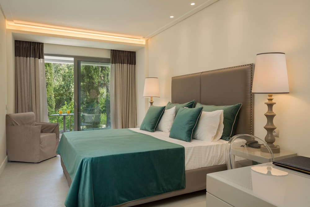 Superior, Queen Bed, Inland View, Sofa