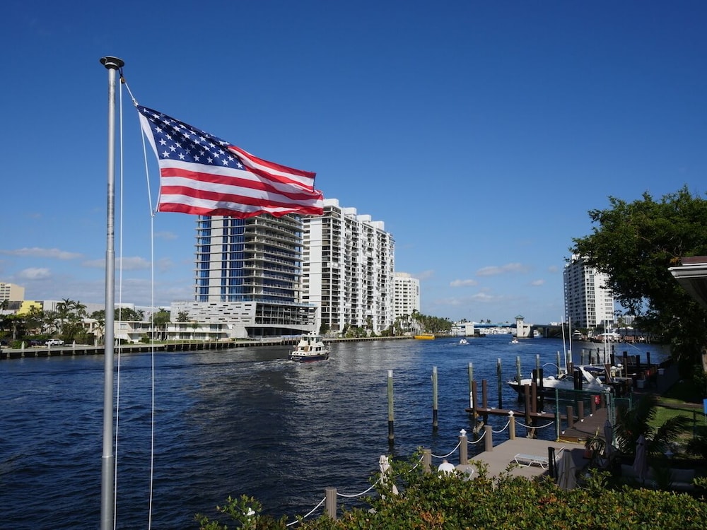Holiday Isle Yacht Club 67/76