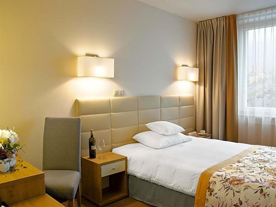 Hotel Petropol 9/25