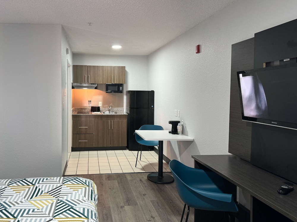 Studio 6 Extended Stay - West Palm Beach, FL 36/52