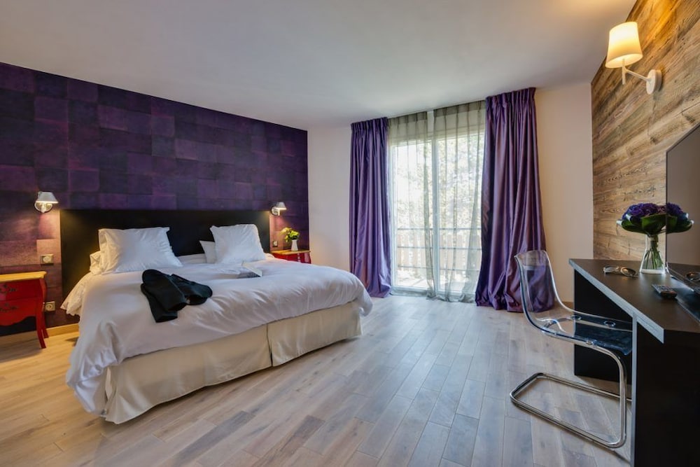 DELUXE, DOUBLE BED
