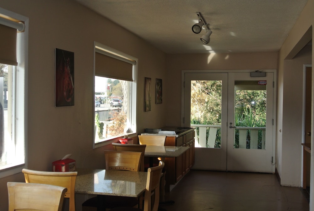 Vino Inn & Suites (ex Rancho Tee Motel) 39/63