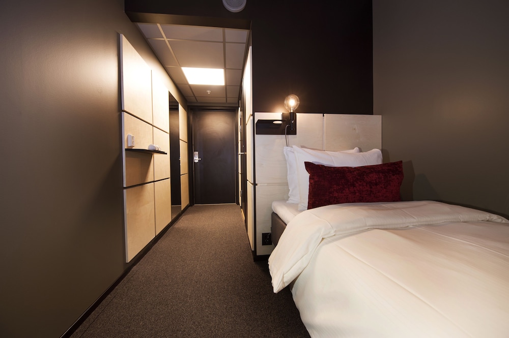 Svalbard Hotell | The Vault 12/30