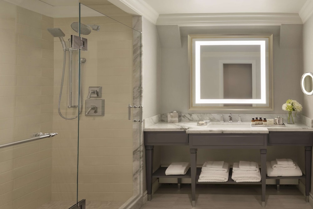 Fairmont Hotel Macdonald 30/62