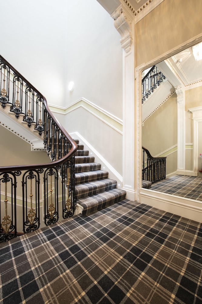 Grosvenor Suites 25/46