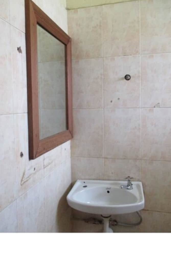 STANDARD, TWIN BEDS, PRIVATE BATHROOM