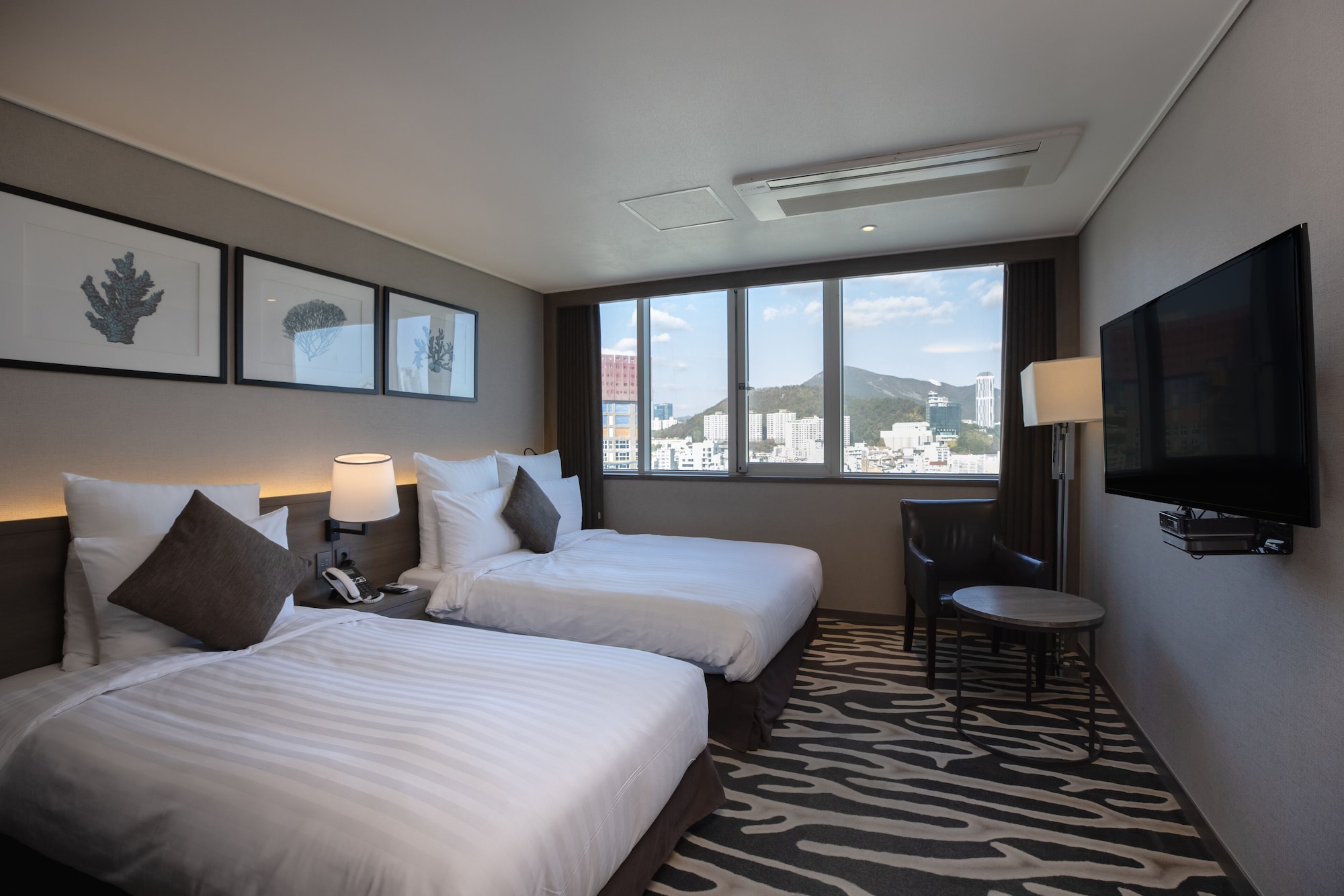 DELUXE, 2 DOUBLE BEDS, CITY VIEW