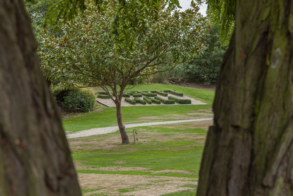 Orsett Hall Hotel 38/46