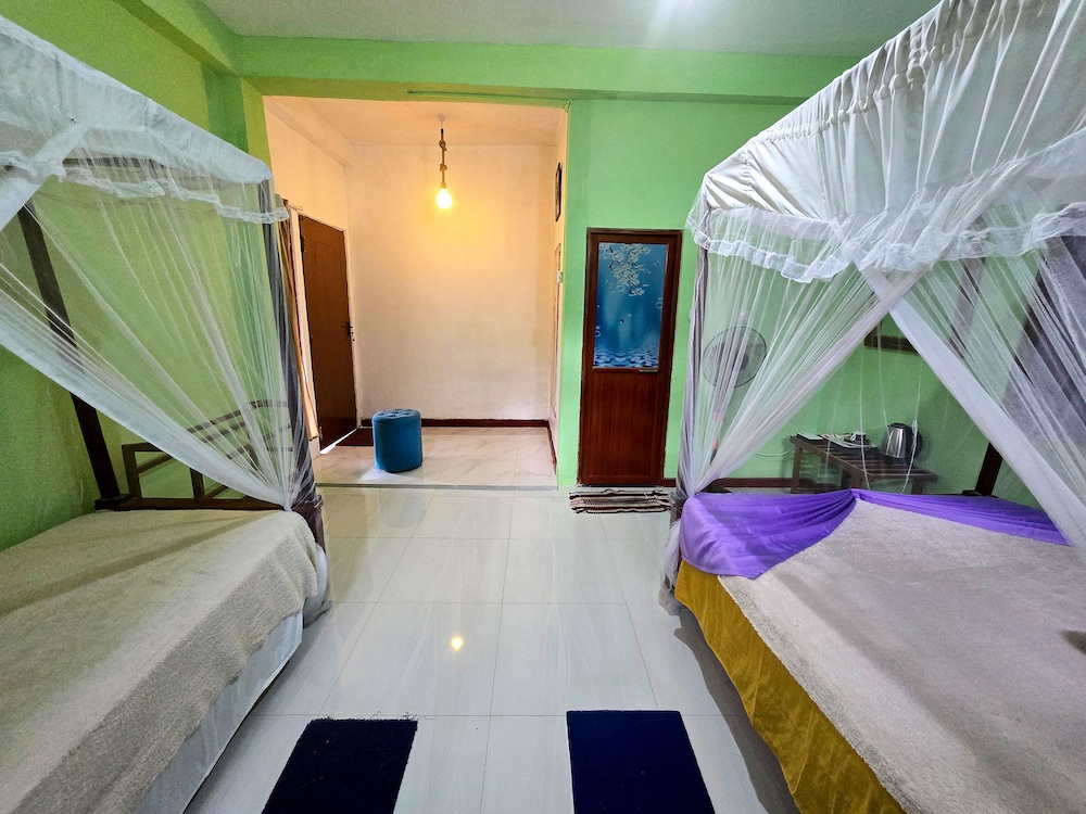 COMFORT, TWIN BEDS