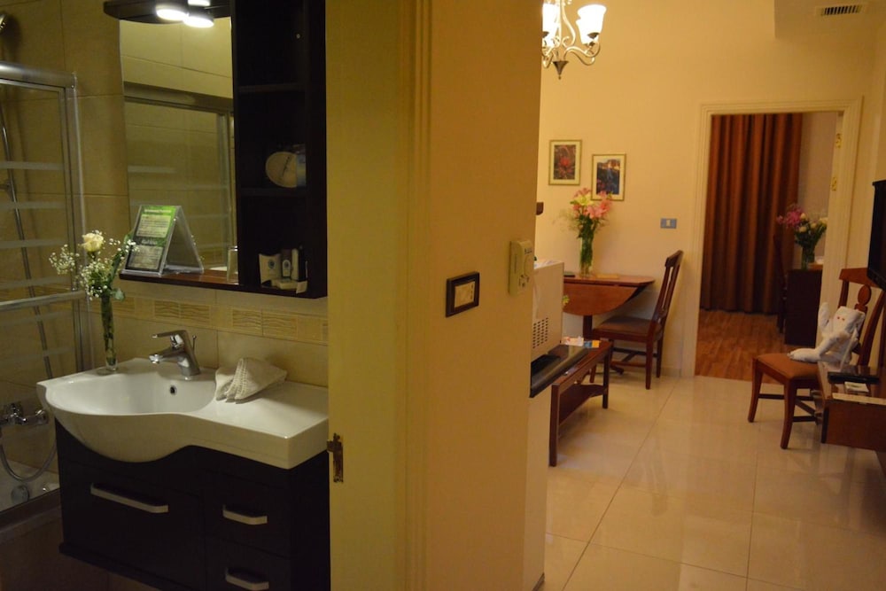 Comfort Hotel Suites 44/48