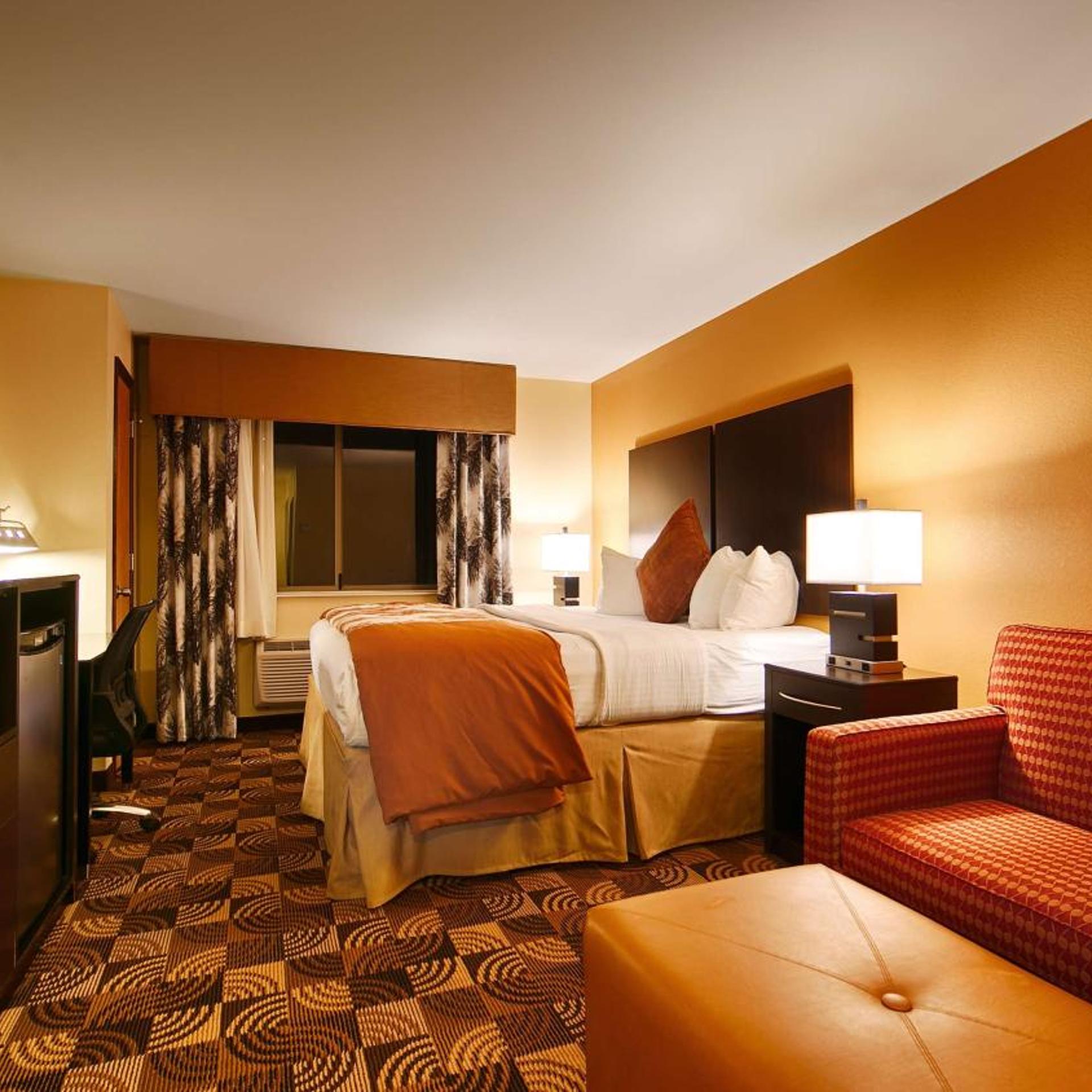 Suite, King Bed, Sofa, Hot Tub