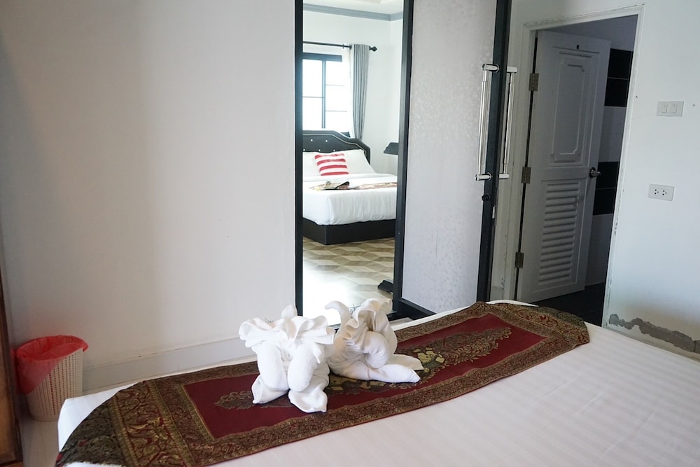 Chaiyai Riverfront Hotel 17/50