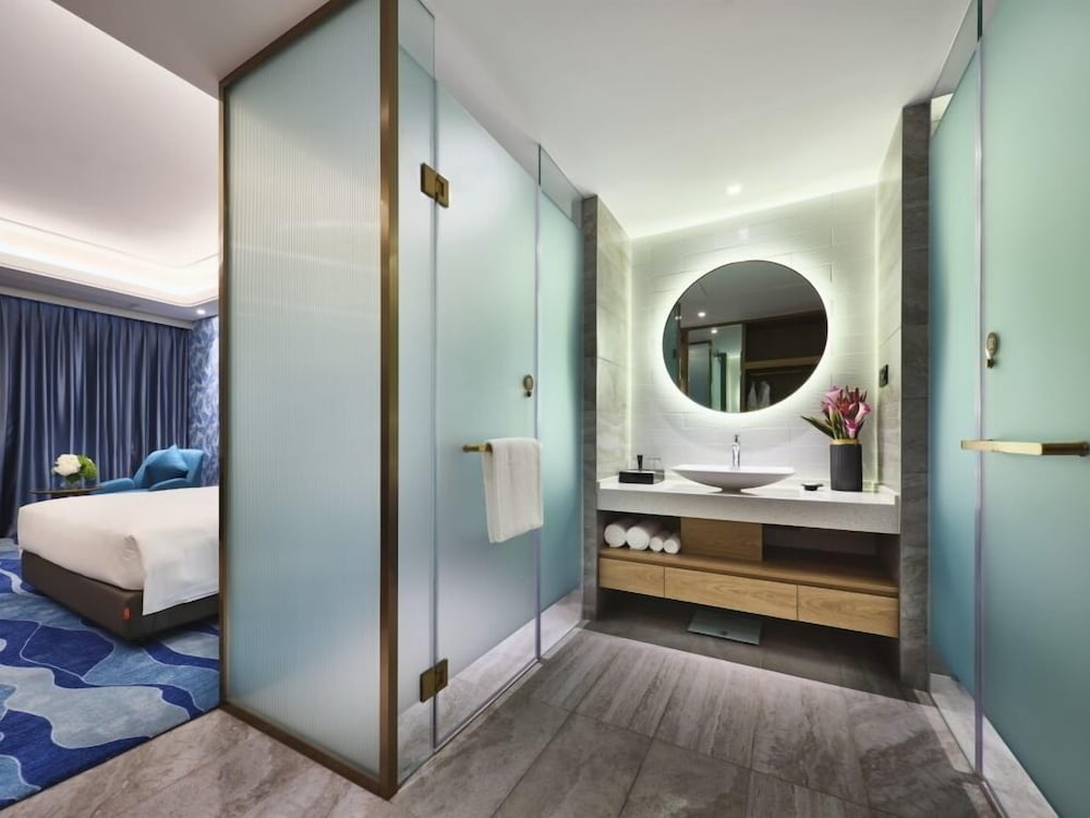Emerald Bay Hotel 27/29