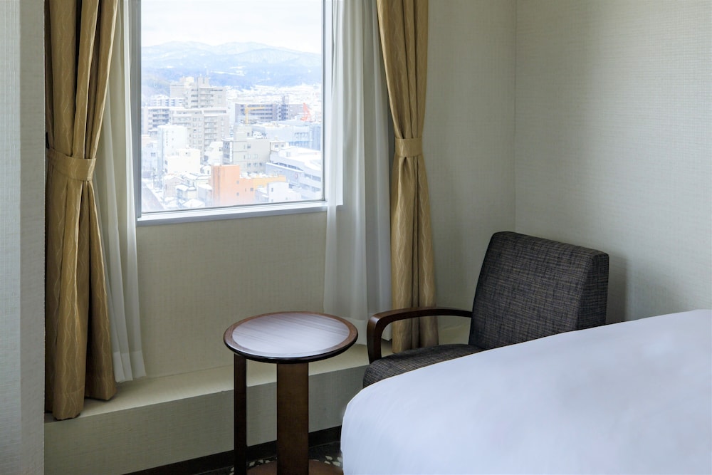 Holiday Inn ANA Kanazawa Sky 42/80