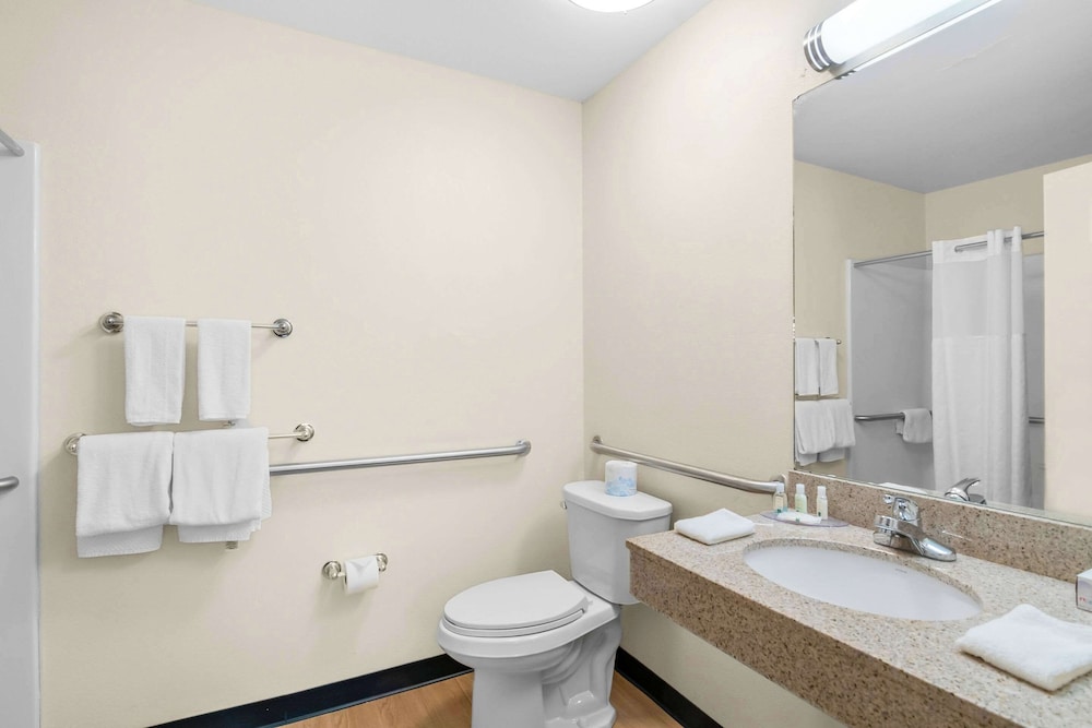 غرفة بسرير كينج لذوي الإعاقة، Quality Inn Queensbury - Lake George Area 3/5
