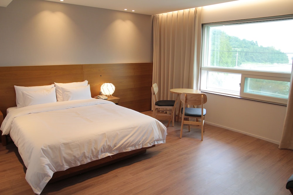 DELUXE, KING BED, OCEAN VIEW