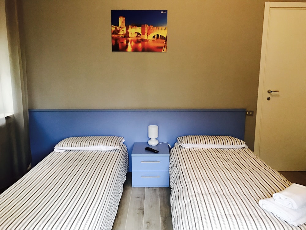 1 BEDROOM, BASIC, DOUBLE OR TWIN BED, SHARED BATHROOM