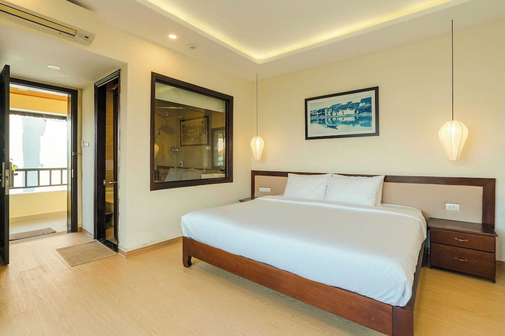 DELUXE, QUEEN BED, BALCONY
