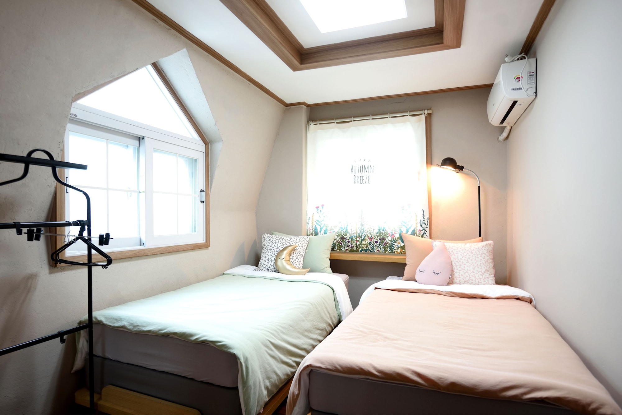 ROOM, TWIN BEDS