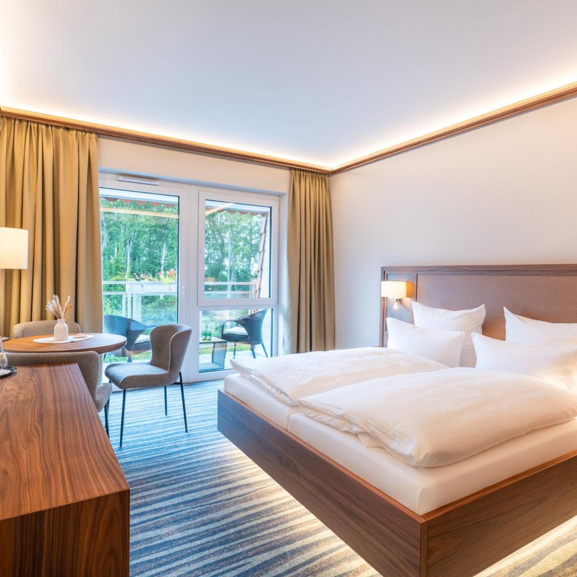 Deluxe, Double Bed, Lateral Side Sea View, Balcony