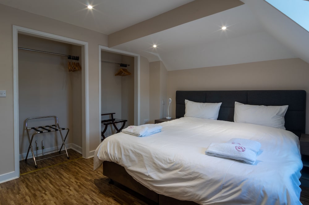 The Gissons Hotel 13/50