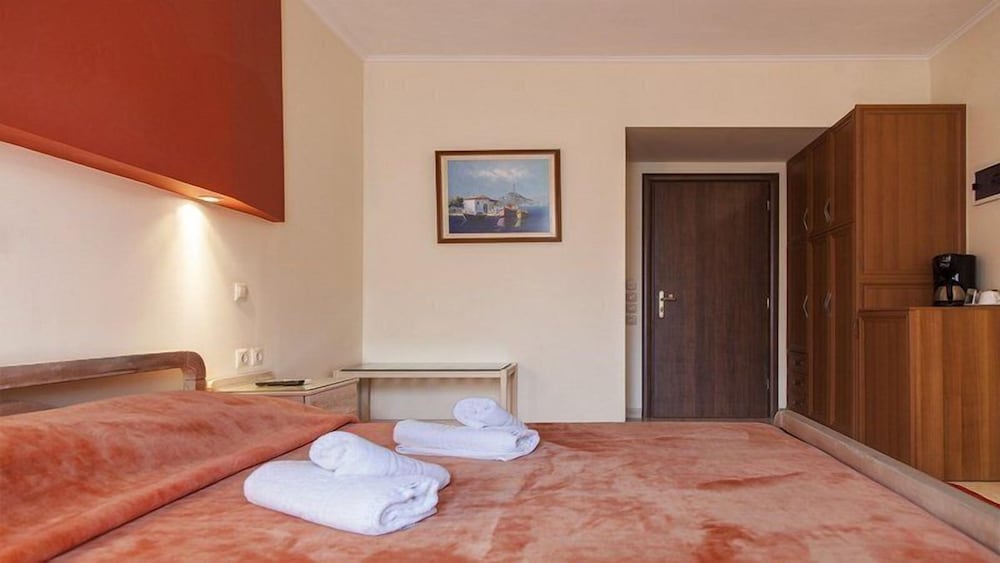 Pirofani Hotel 8/50