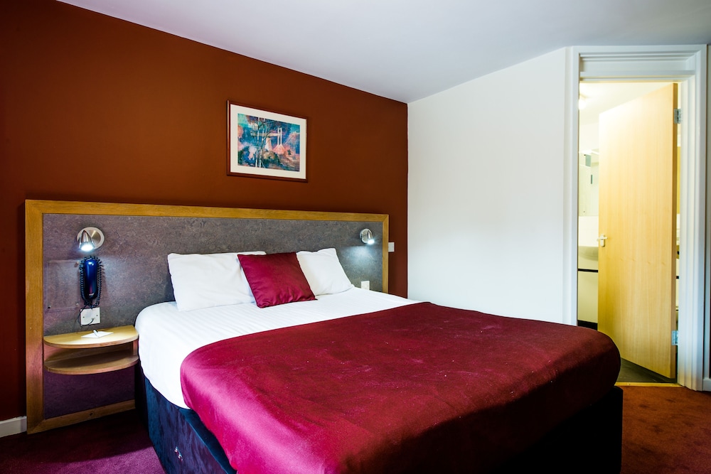 Pendulum Hotel 29/68