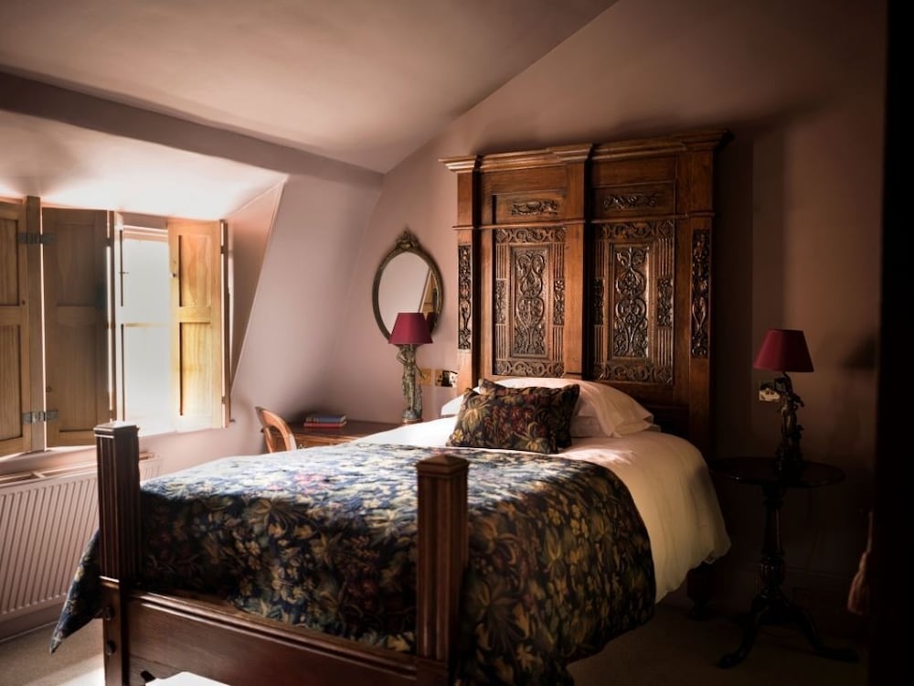 CLUB, SINGLE, LARGE SINGLE BED