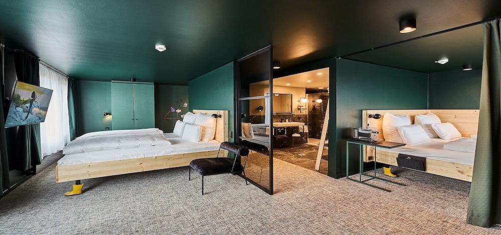 Green, Horizon, Suite, 1 King and 1 Single Beds, Forest View