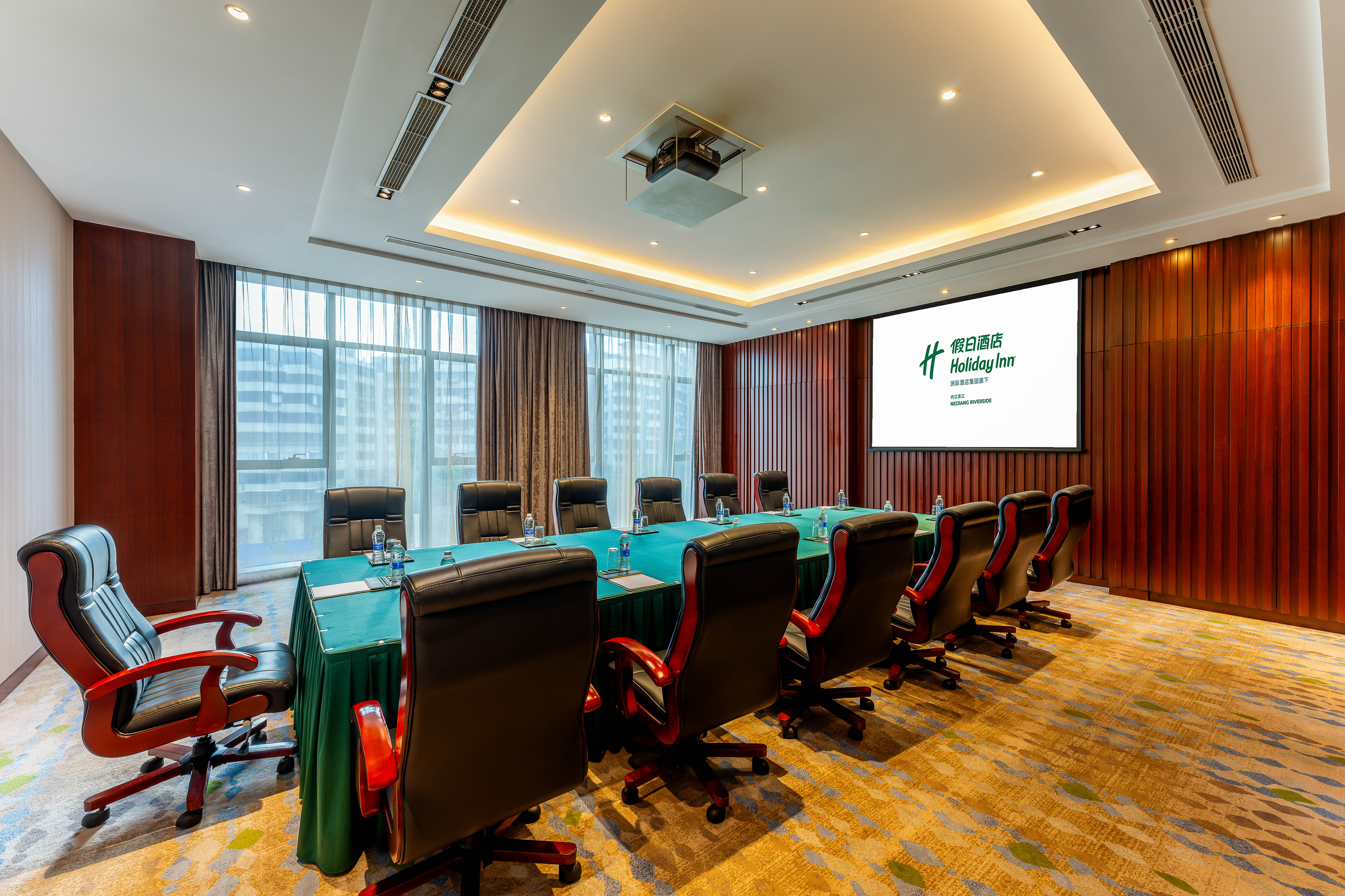 Holiday Inn Neijiang Riverside 70/81