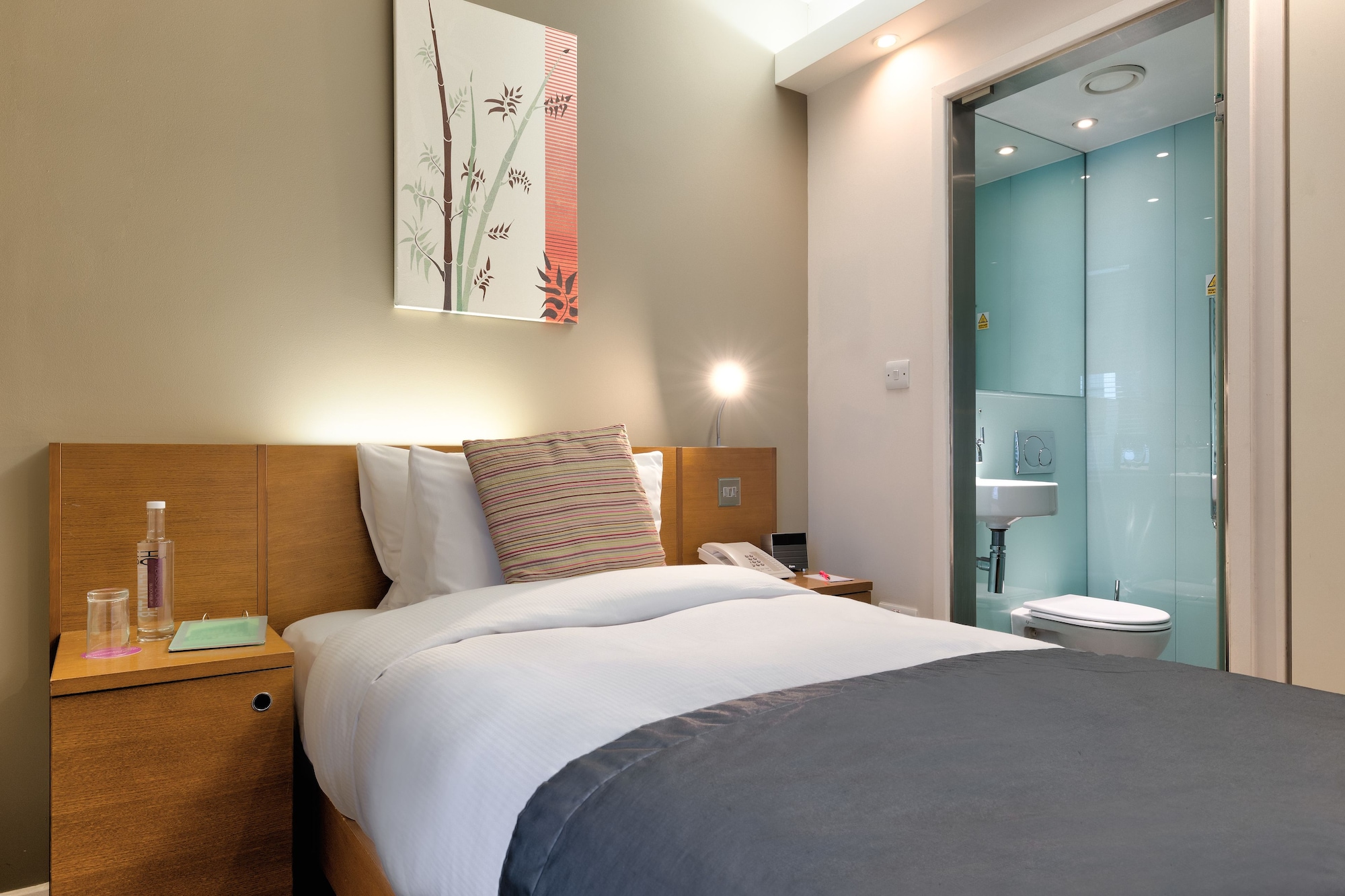 Solo, Club, Single Bed