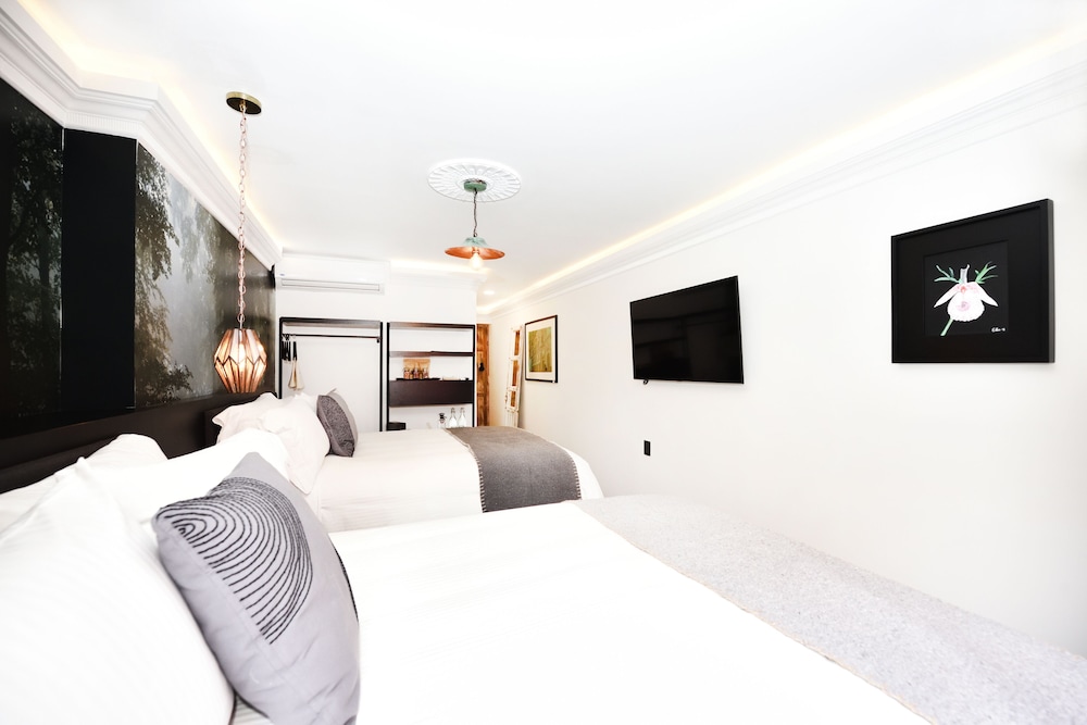 STANDARD, 2 QUEEN BEDS