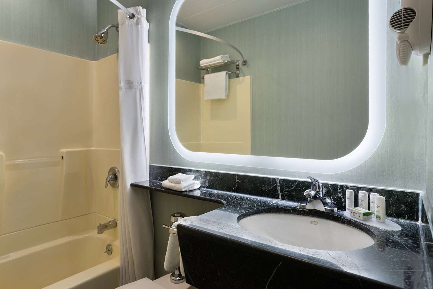 Ramada by Wyndham Bronx 51/55