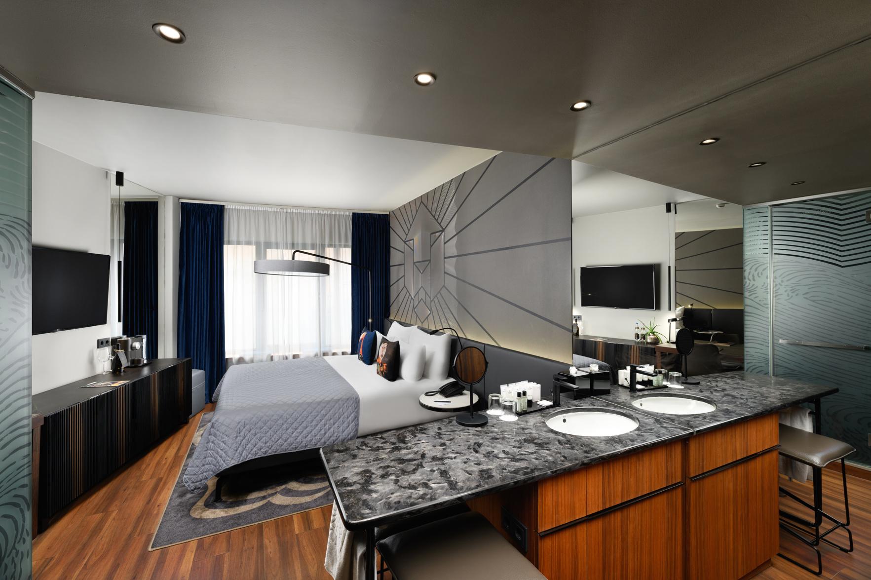 Courtyard, Queen Bed