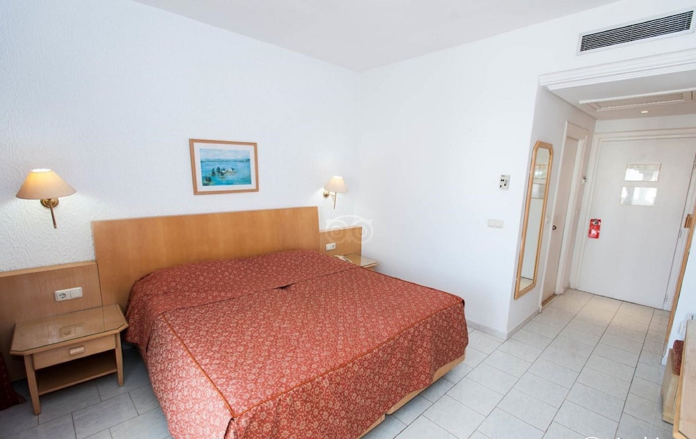 ROOM, SINGLE